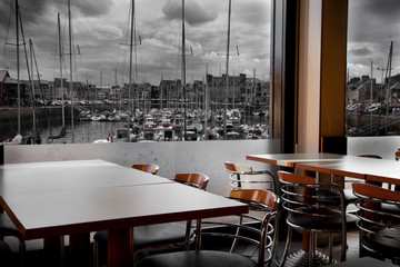 il porto dalle finestre di un bar