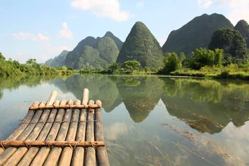 Fotobehang Bamboeraften op de Li-rivier, Yangshou, China © jjspring