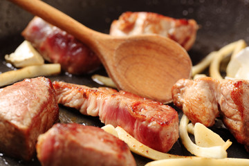 Pan frying pork and garlic