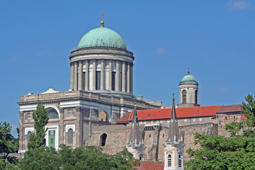 Fototapeta na wymiar Neoklasyczna katedra Esztergom na Dunaju (Węgry)