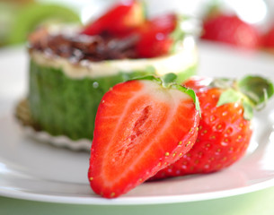 Kiwikuchen mit Erdbeeren