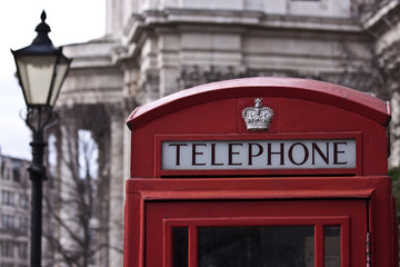 Obraz premium Red telephone near St. Paul's Cathedral