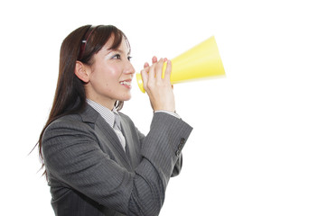 メガホンを持った笑顔の女性