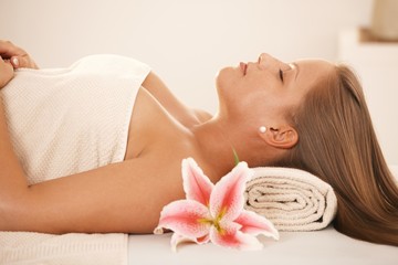 Obraz na płótnie Canvas Young woman sleeping on massage bed