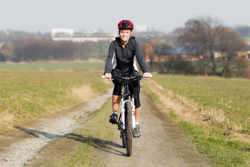 Junge Frau beim Fahrrad fahren