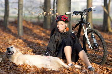 Junge Frau mit ihrem Hund im Wald