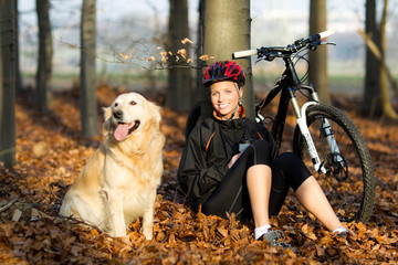 Junge Frau mit Hund und Fahrrad