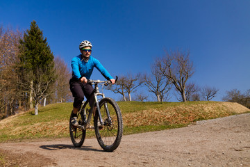 Naklejka premium Mountainbiker auf einem Feldweg