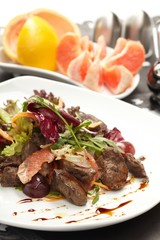 Beef with grapefruit and rucola salad