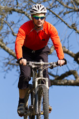 Mountainbiker vor blauem Himmel