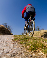 Mountainbiker vor blauem Himmel