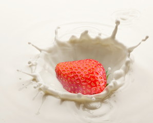 Splash of strawberry in the milk