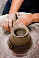 Fototapeta na wymiar Ręce Kobieta Potter Tworzenie ziemnych Jar na okręgu