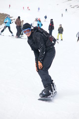 Fototapeta na wymiar jeune snowboarder