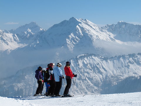 Skifahrer als Gruppe vor Abfahrt