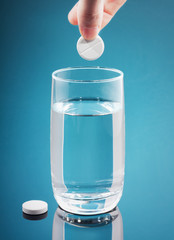 Painkiller tablet in glass of water with bubbles - 30459929