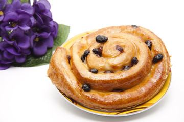 Gebäck mit Rosinen und Blumenstrauß