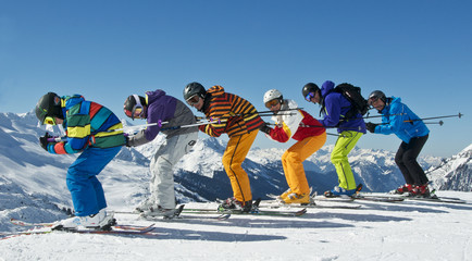 Gruppe Skifahrer – los geht's! - 30462976