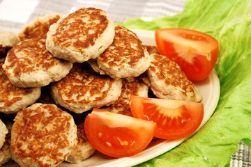 Bratklopse mit Tomaten