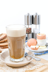 Frühstück mit Caffe Latte