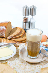 Frühstück mit Caffe Latte