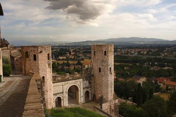 Fototapeta na wymiar Spello, wieże i bramy Propertius Wenus