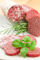 salami mit basilikum und rosmarin