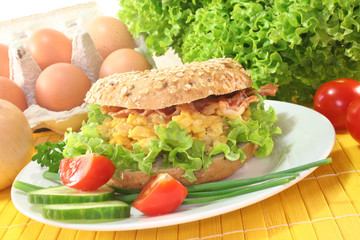 Bagel mit Rührei und Bacon
