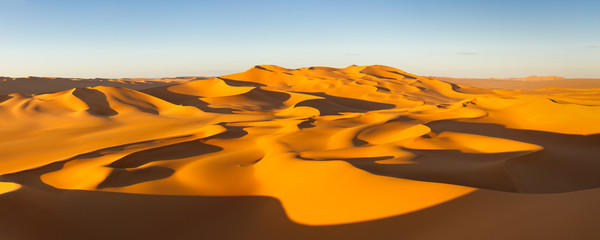 Fototapeta na wymiar Panorama Desert - Wydmy - Murzuq Pustynia, Sahara, Libia