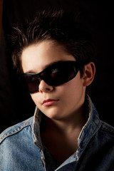 ragazzino con occhiali e giacca jeans