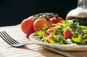Салат с рукколой , томатами и брынзой