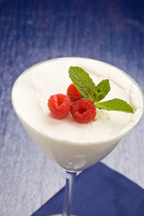 Panna cotta con lamponi e menta