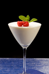 Panna cotta con lamponi e menta