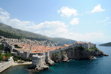 Fototapeta na wymiar Remparts maritimes de Dubrovnik vus depuis la forteresse Laurant