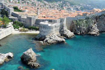 Remparts maritimes de Dubrovnik vus depuis la forteresse Laurant