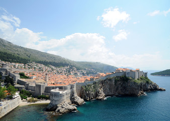 Fototapeta na wymiar Remparts maritimes de Dubrovnik vus depuis la forteresse Laurant