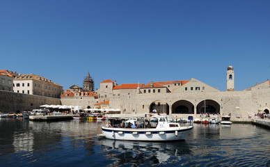 Fototapeta na wymiar Vieux port de Dubrovnik