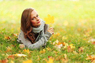 woman portret in autumn leaf