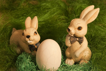 Osterhasen mit Ei im Nest, Easter Bunny with egg in the nest