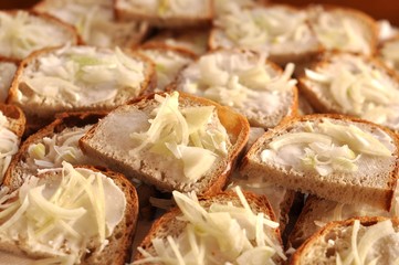 pain avec du beurre et les oignons