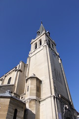 Fototapeta na wymiar Clocher de l'église Saint-Lambert-de-Vaugirard à Paris