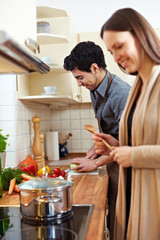 Paar kocht gemeinsam