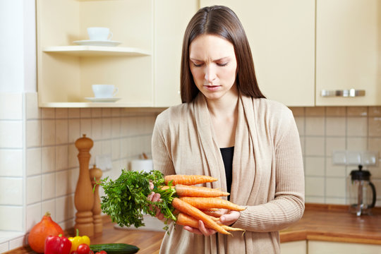 Frau kontrolliert Karotten