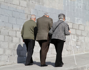 Tres ancianos caminando por la calle
