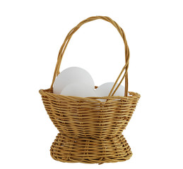 Fototapeta na wymiar Trzy białe jaja w słomy koszyka wpleciona samodzielnie na białym tle