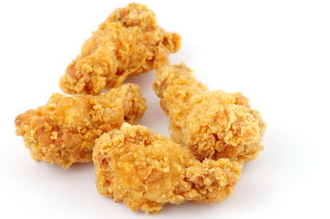 quatre morceaux de poulet frit