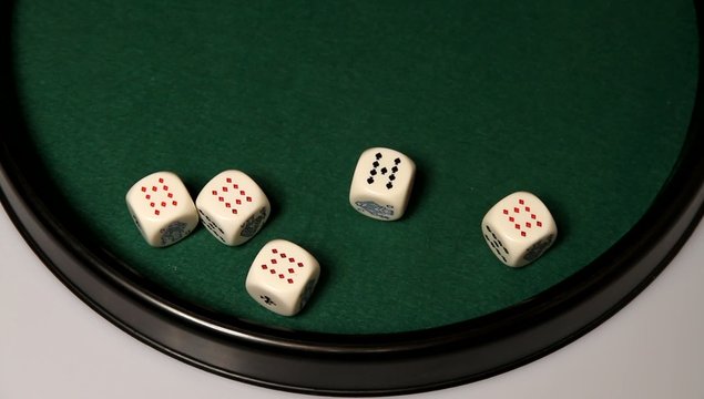 W&uuml;rfelpoker: Poker mit Zehner serviert