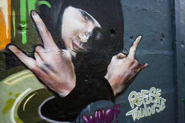 Graffiti avec un homme s'exprimant avec ses mains.