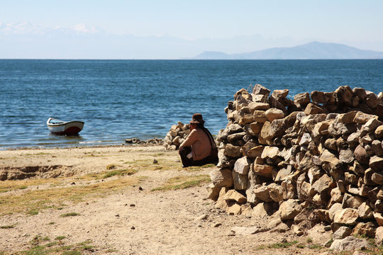 donna in riva al lago titicaca