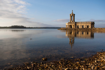 Obraz premium Normanton Church Reflected in Rutland Water